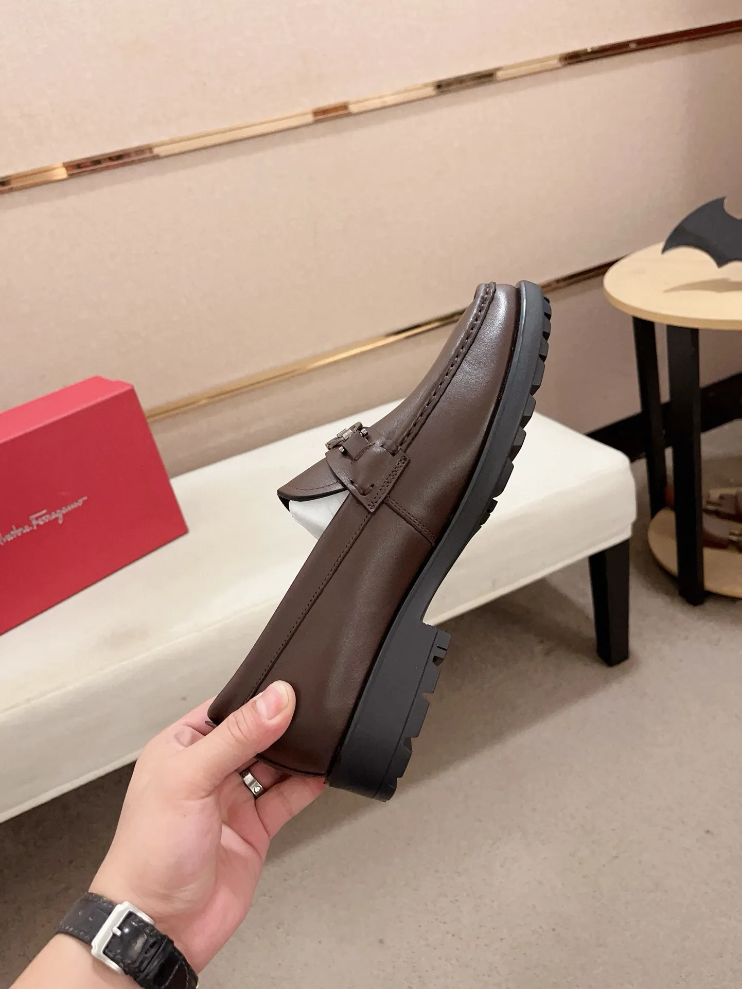 Men's shoes💰: 560💰 High version Ferragamo quality! 🆕🆕Exclusive hot-selling products in stock🔥🔥New products on the shelves, high-quality shoes, high-end driving shoes, with complete packaging! 💪 💪 Material: imported patented cowhide 🐂 + imported high-quality water-dyed cowhide lining + wear-resistant outsole 👍🏻👍🏻 Features: high-end and comfortable, purely handmade 🚀 🚀 Create the perfect shoes that suit you best 🔥 🔥 Size: (38-44) Can be customized 45 non-returnable!